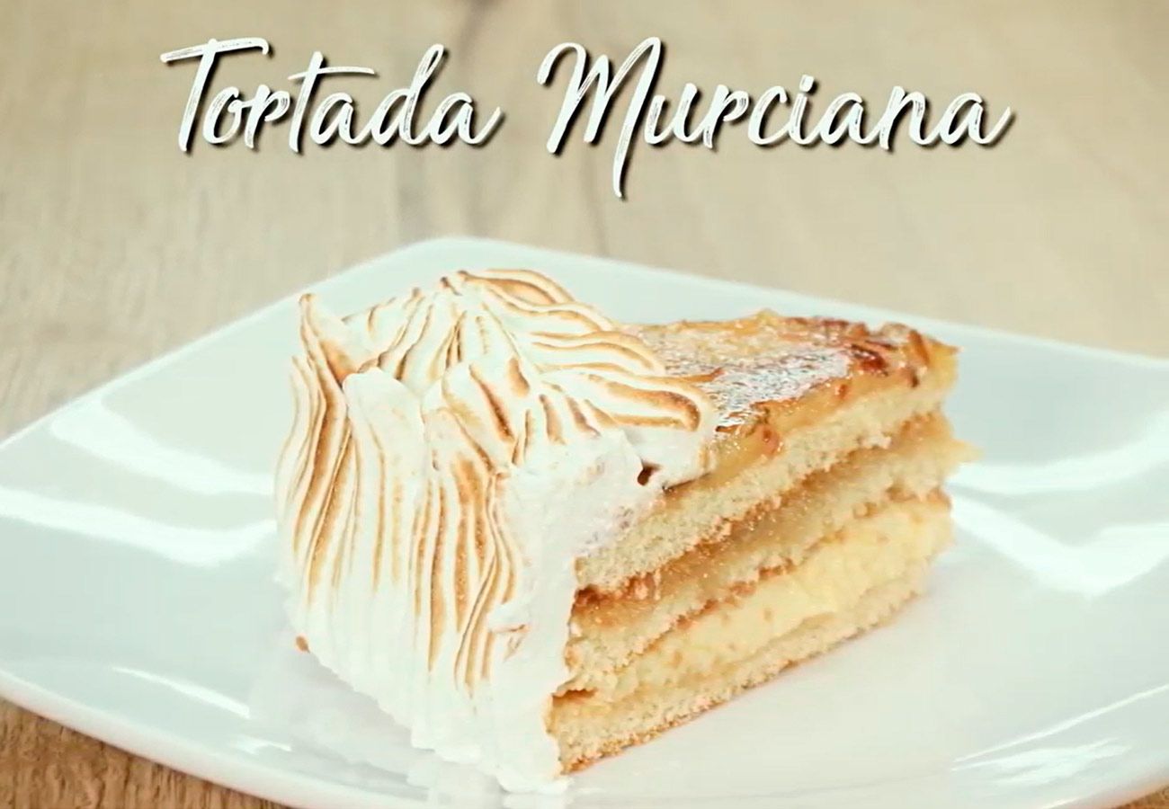 Tortada murciana, receta dulce que lo tiene todo: merengue, crema, yema tostada y cabello de ángel. Foto: Murcia turística