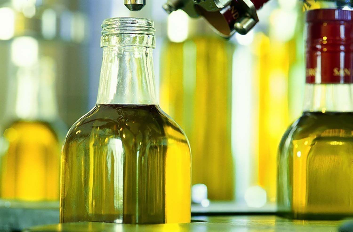 Alertan del fraude del aceite: mezclan el de girasol con el de oliva para abaratar el precio