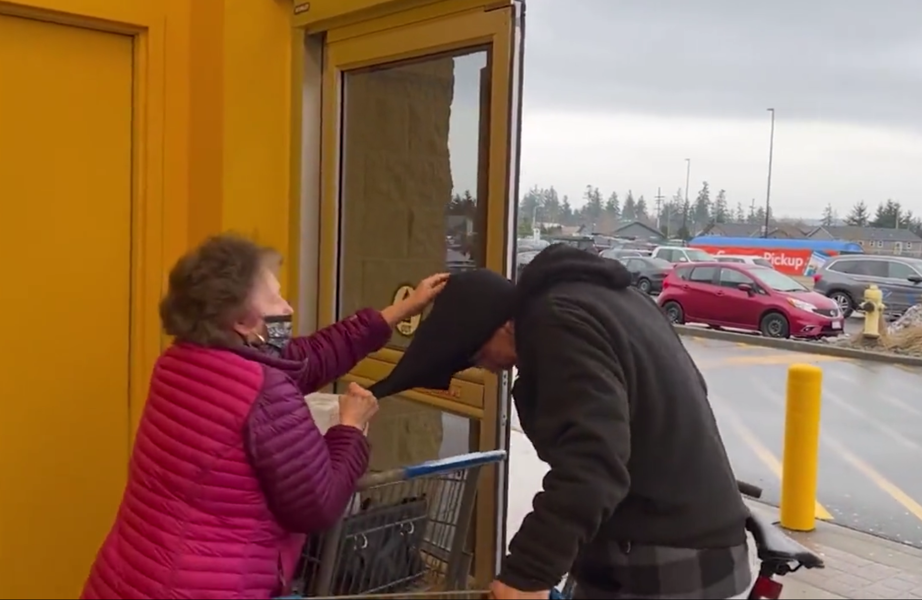 Una mujer mayor consigue acabar con un ladrón que intentaba robar en un supermercado