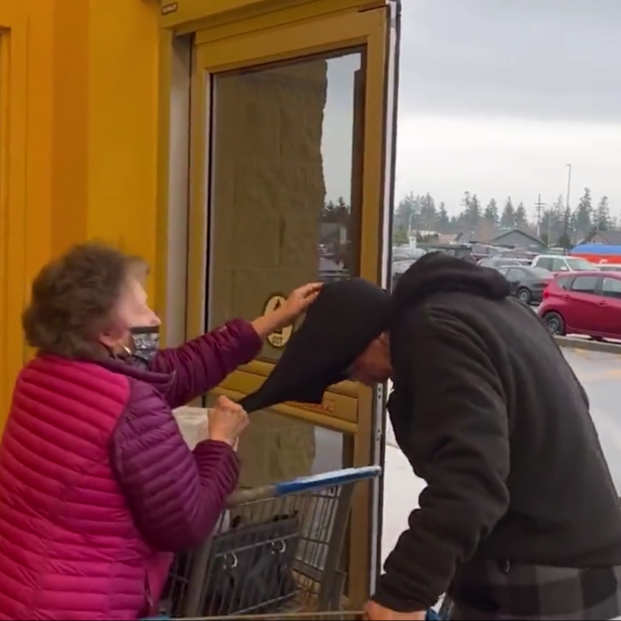 Una mujer mayor consigue acabar con un ladrón que intentaba robar en un supermercado