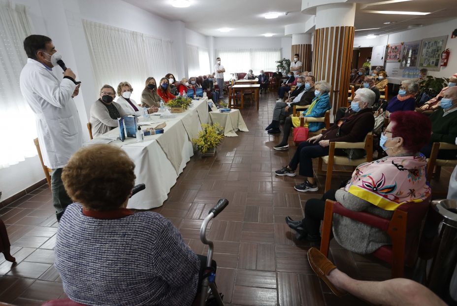 Una usuaria de una residencia de Ferrol presenta la novela que escribió durante el confinamiento