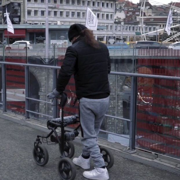 Tres parapléjicos vuelven a caminar un día después de recibir un implante electrónico