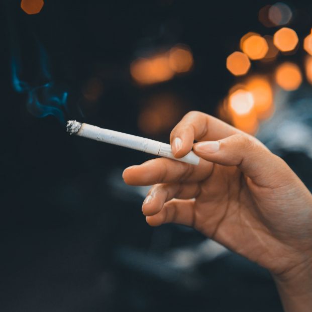 Un nuevo estudio relaciona fumar con peores funciones cognitivas en mayores de 60 años. Foto: Europa Press
