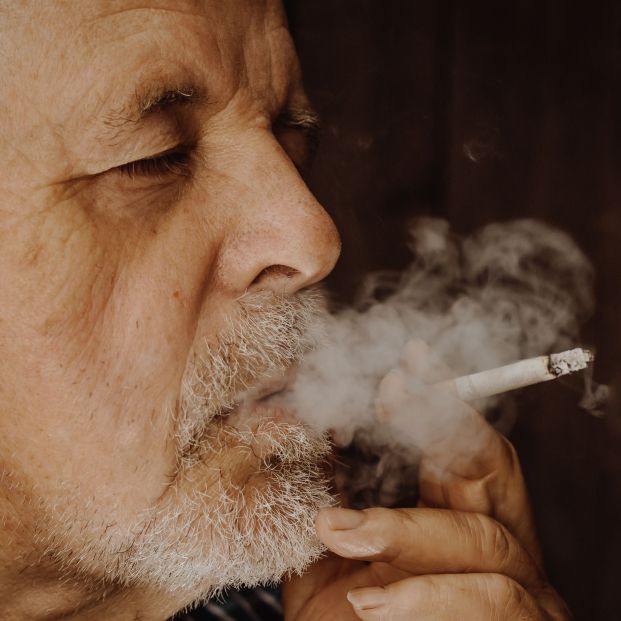 Un nuevo estudio relaciona fumar con peores funciones cognitivas en mayores de 60 años. foto: Bigstock