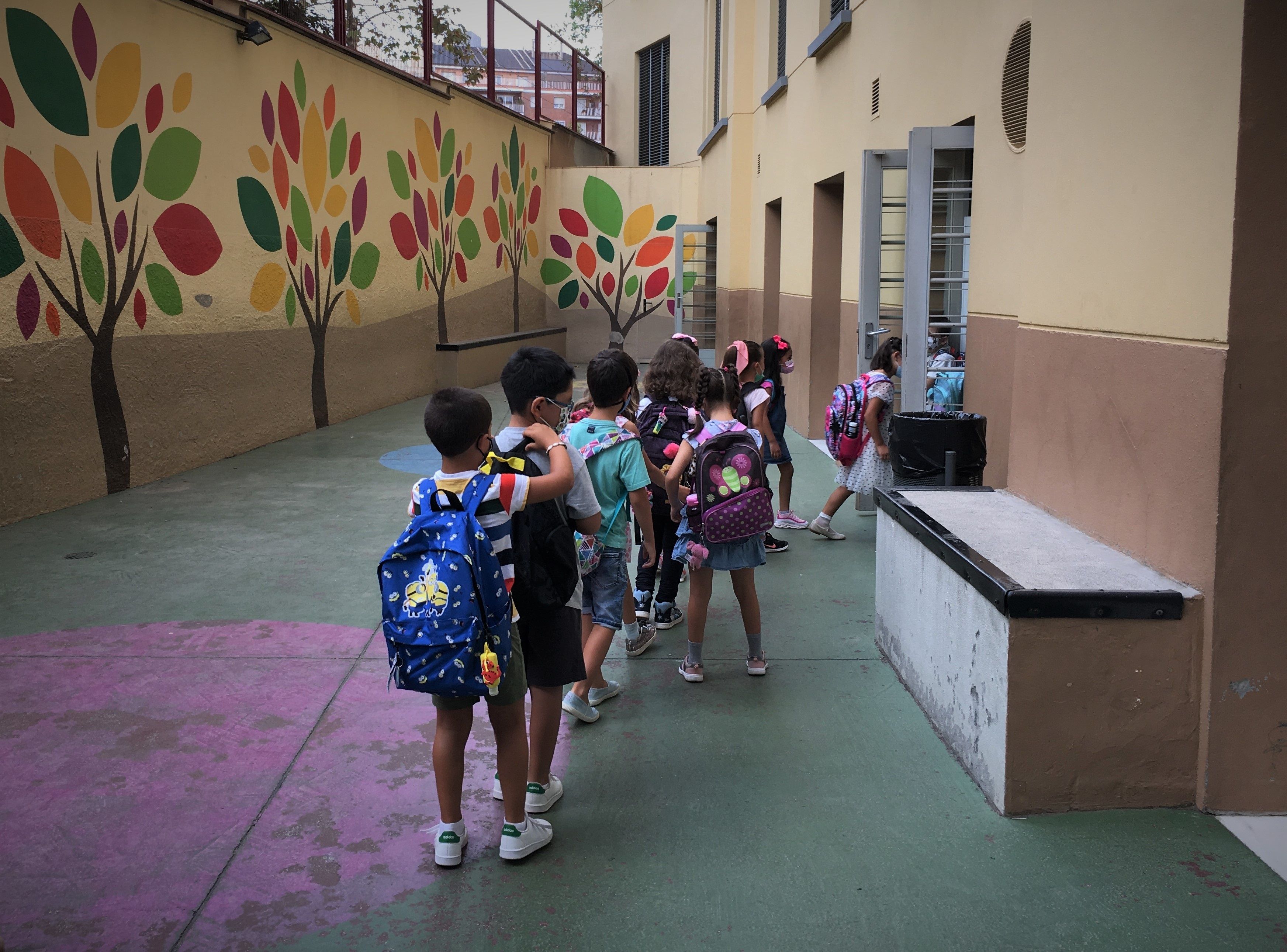 La mascarilla también deja de ser obligatoria en los patios de los colegios desde este jueves