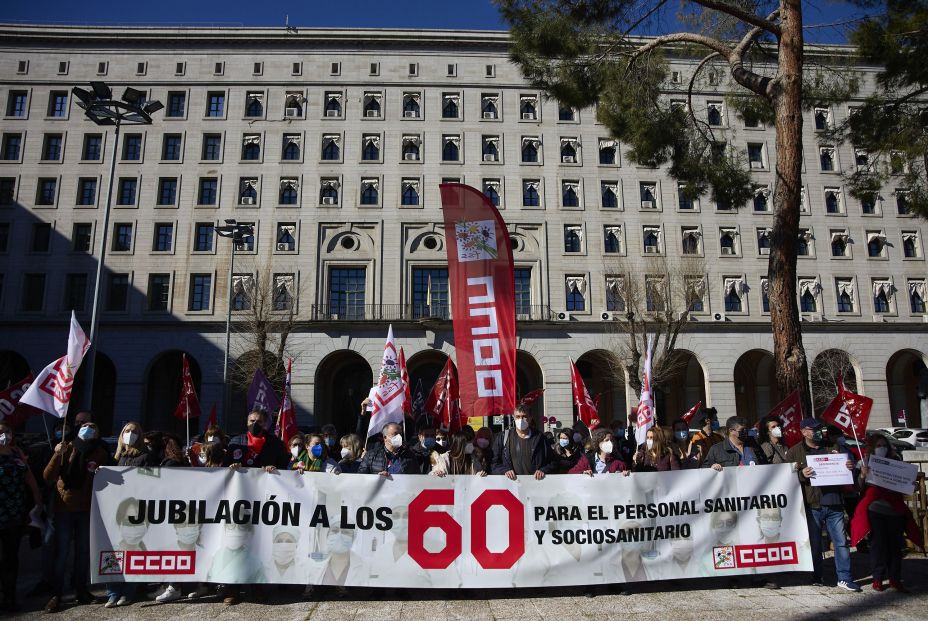 Los sanitarios se manifiestan en Madrid al grito de "¡Jubilación a los 60 ya!"
