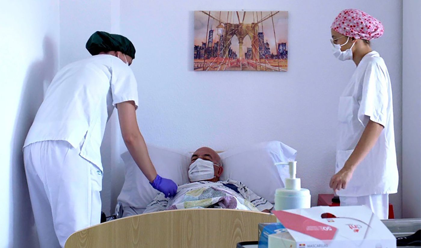 Enfermeros llevan al Supremo la nueva FP por "poner en peligro" a los mayores de residencias