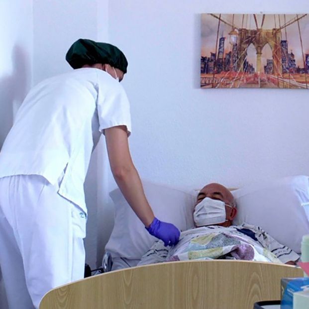 Enfermeros llevan al Supremo la nueva FP por "poner en peligro" a los mayores de residencias