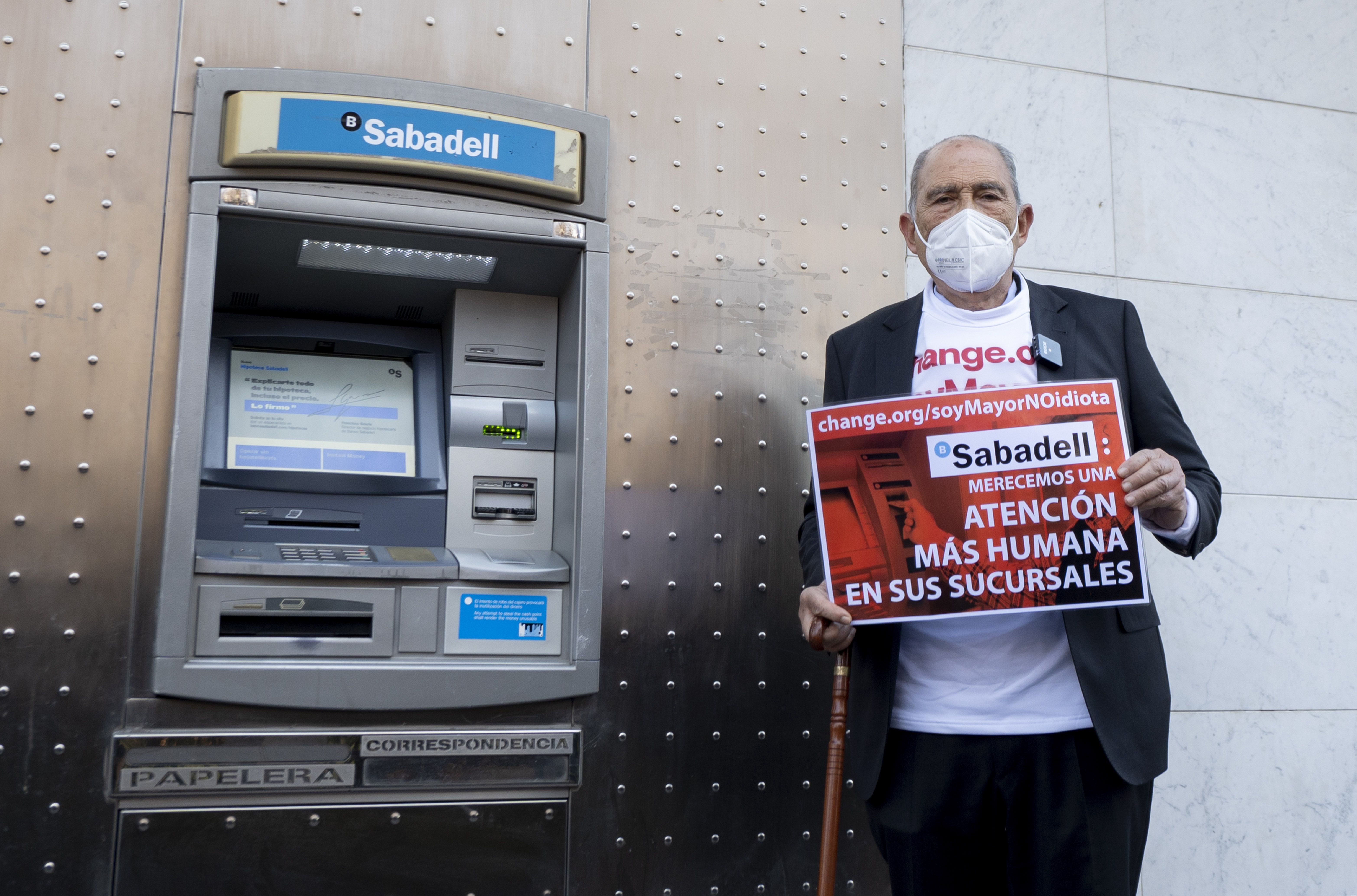 Carlos San Juan posa delante de un cajero de Banco Sabadell