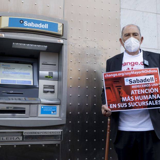 Carlos San Juan posa delante de un cajero de Banco Sabadell