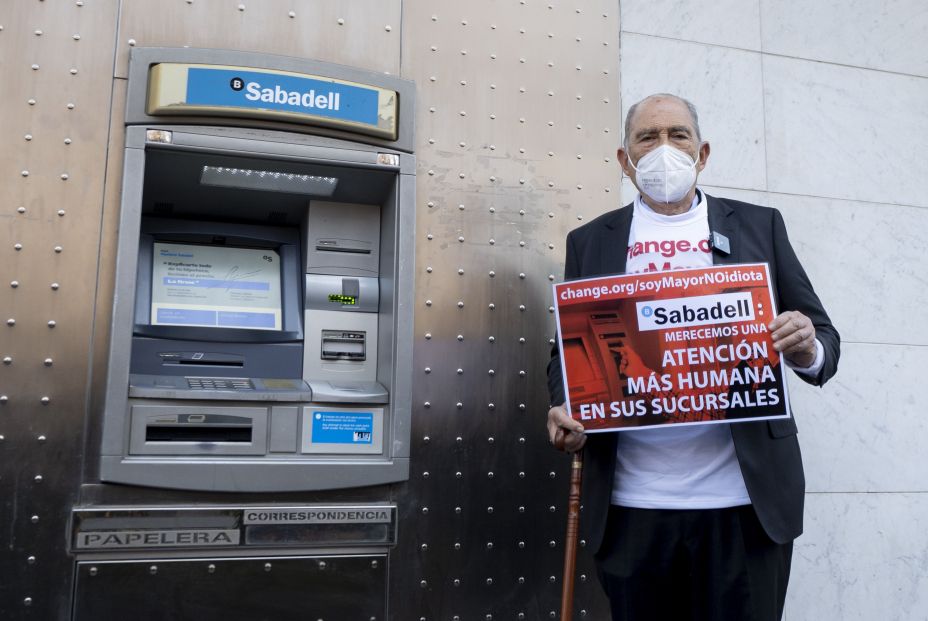 Carlos San Juan posa delante de un cajero de Banco Sabadell