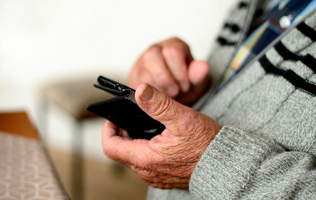 Administración, sanidad, gas, telecomunicaciones: los problemas de los mayores no acaban en la banca. Foto: Europa Press