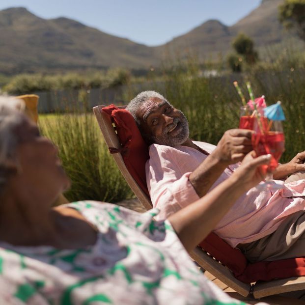 Pareja tomando un coctel