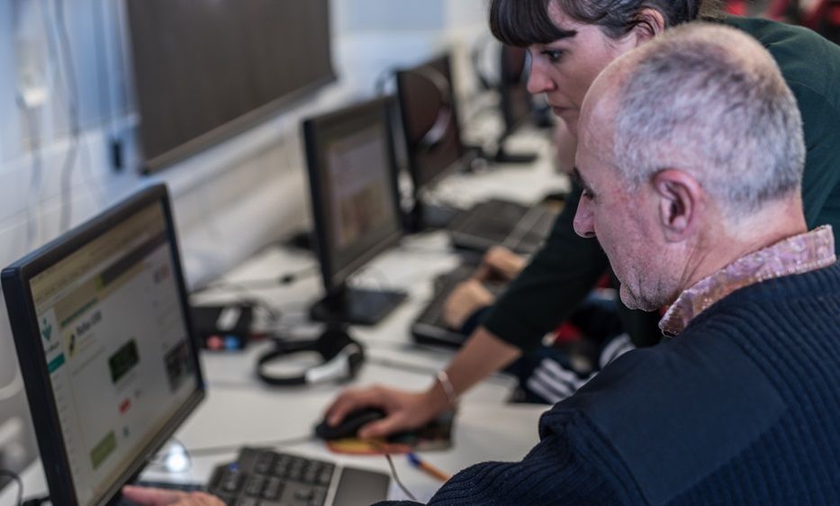 Administración, sanidad, gas, telecomunicaciones: los problemas de los mayores no acaban en la banca. foto: EuropaPress