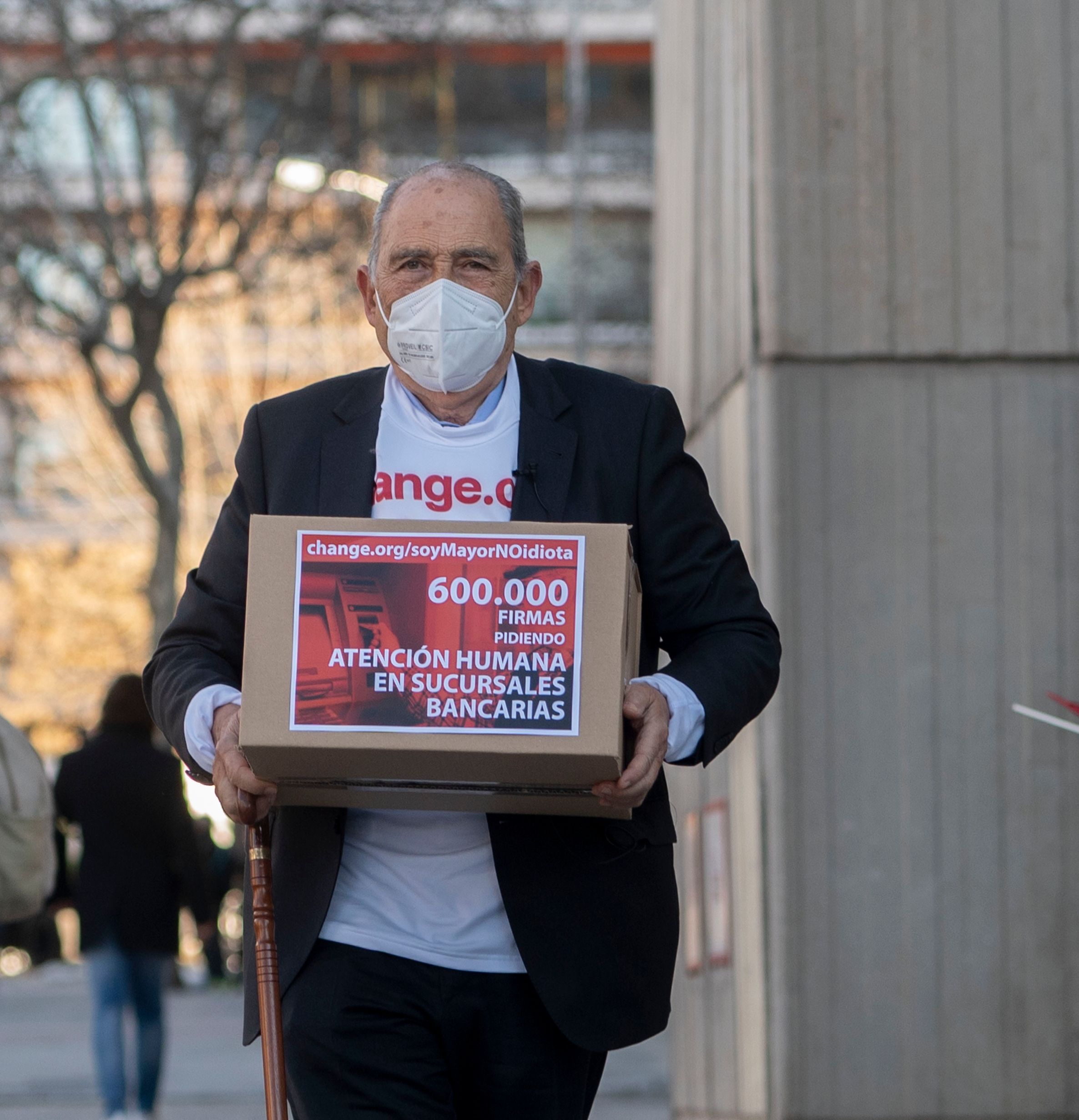 Carlos gana una primera batalla: el Gobierno garantizará el "trato personalizado" de la banca