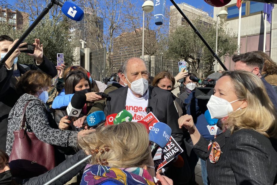 Carlos San Juan (jubilado campaña banca) y Nadia Calviño, febrero 2022