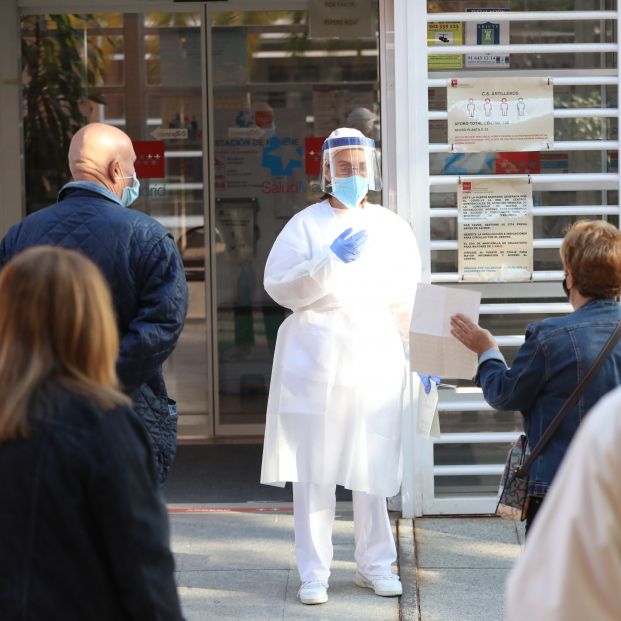 Casi la mitad de los españoles cree que no ha recibido buena atención médica durante la pandemia