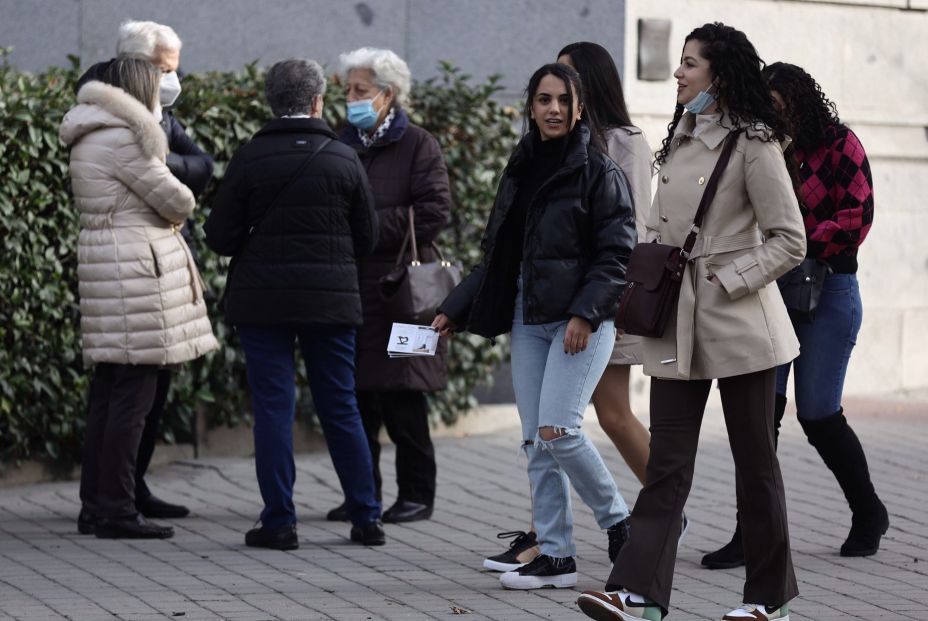 EuropaPress 4232913 varias personas caminan calle mascarilla febrero 2022 madrid espana