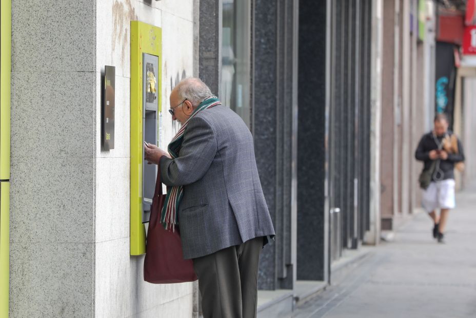Trato humanitario y cajeros interiores, entre las reivindicaciones de AJYPEL a los bancos. Foto: Europa Press