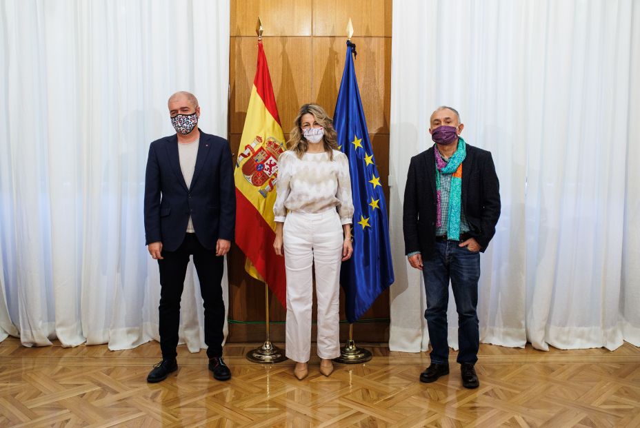 El secretario general del sindicato CCOO, Unai Sordo; la vicepresidenta segunda del Gobierno y ministra de Trabajo y Economía Social, Yolanda Díaz y el secretario general de UGT, Pepe Álvarez, tras su reunión en la sede del Ministerio