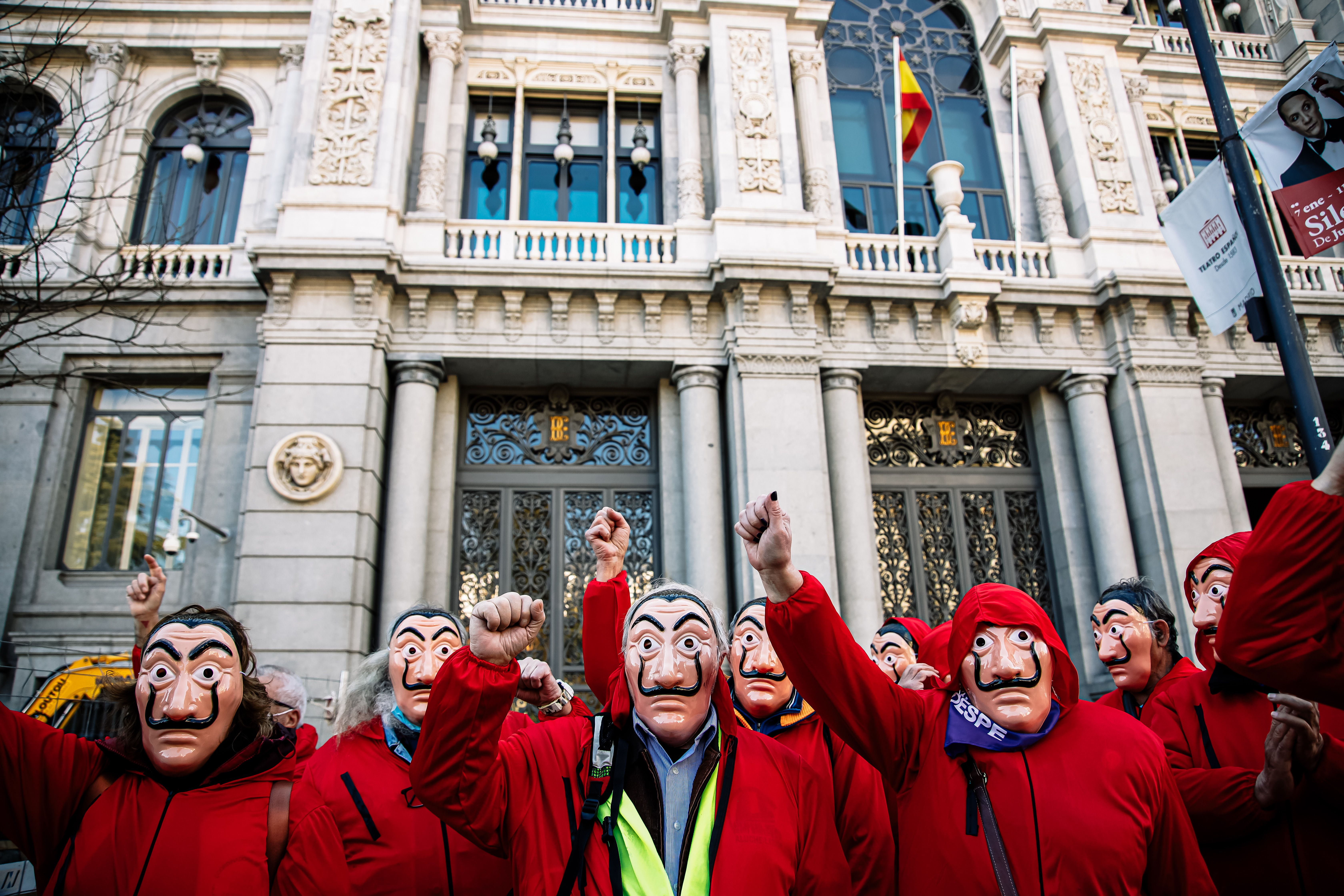 Pensionistas se manifiestan en Madrid disfrazados de 'La casa de papel'