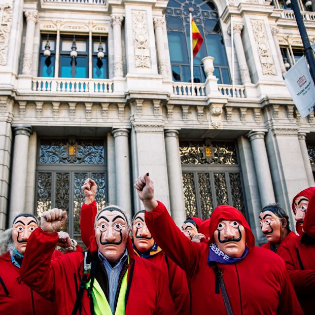 Pensionistas se manifiestan en Madrid disfrazados de 'La casa de papel'