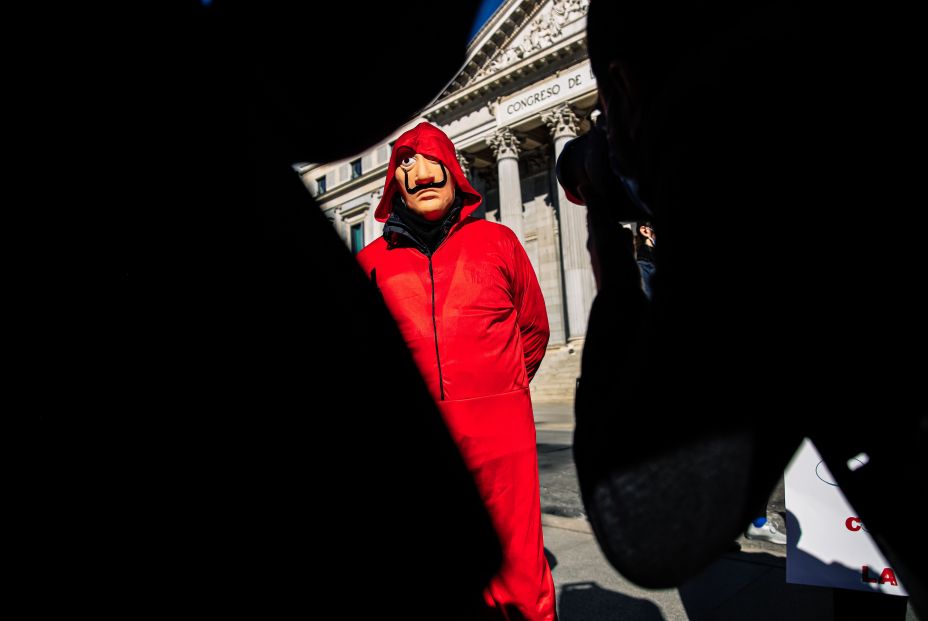 Pensionistas se manifiestan en Madrid disfrazados de 'La casa de papel'