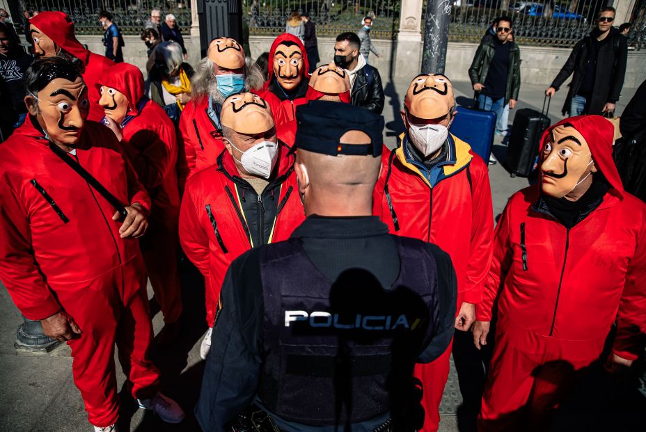 Pensionistas se manifiestan en Madrid disfrazados de 'La casa de papel'