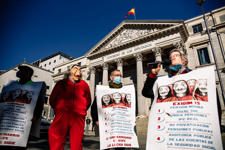 Pensionistas se manifiestan en Madrid disfrazados de 'La casa de papel'