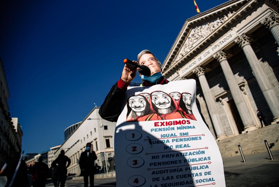 Pensionistas se manifiestan en Madrid disfrazados de 'La casa de papel'