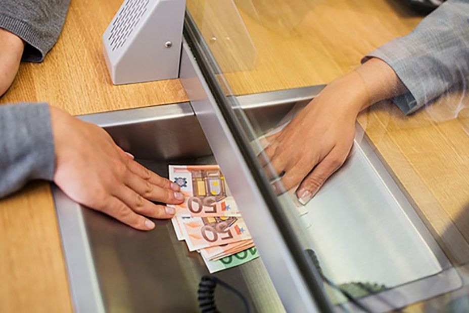 OCU denuncia que el Banco de España permita comisiones por sacar dinero en ventanilla