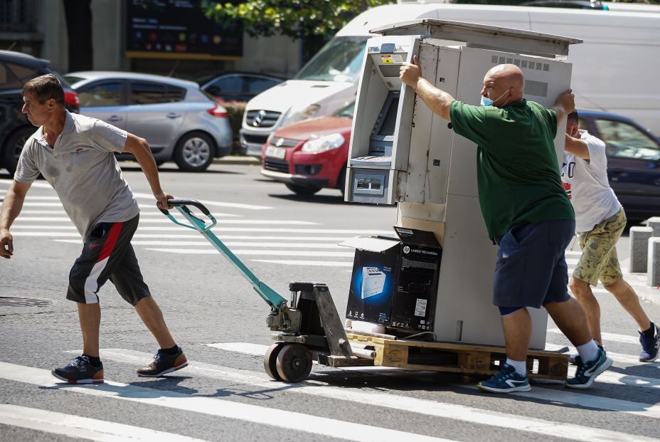 Los cajeros automáticos no funcionan: el 40% de los mayores de 50 tiene problemas para utilizarlos