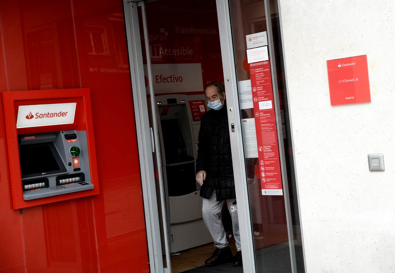 La banca reacciona a la presión de los mayores: Santander, Abanca y BBVA amplían su horario de caja . Foto: EuropaPress