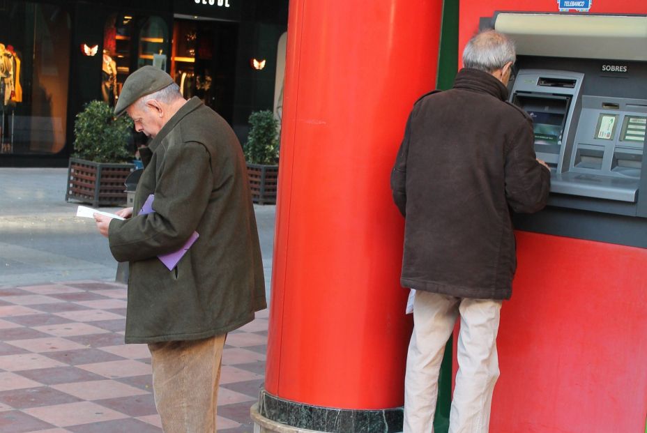 Más Madrid propone penalizar a los bancos que no sean "amigos de los mayores"