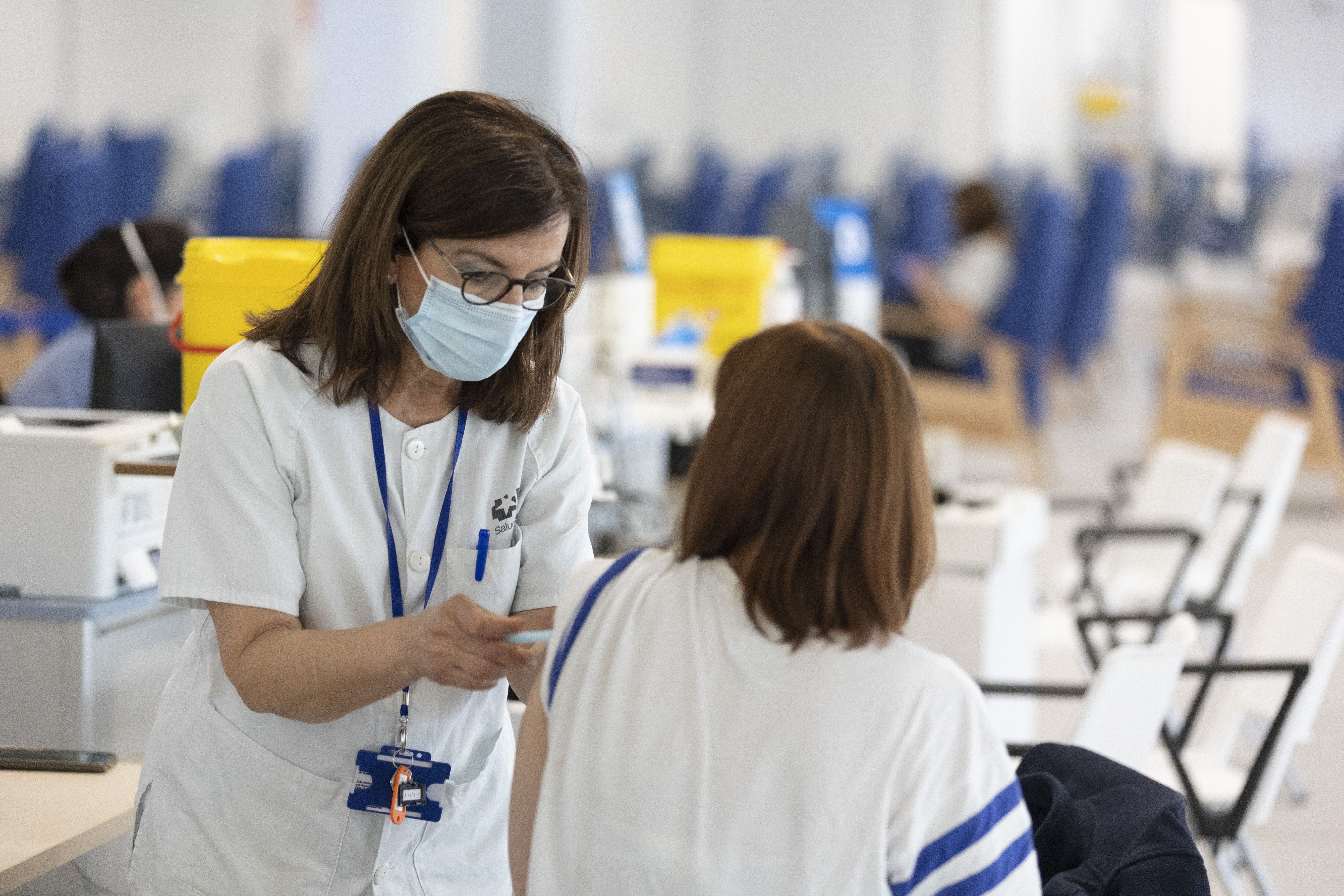 El número de mujeres con efectos secundarios por la vacuna de Pfizer dobla al de hombres