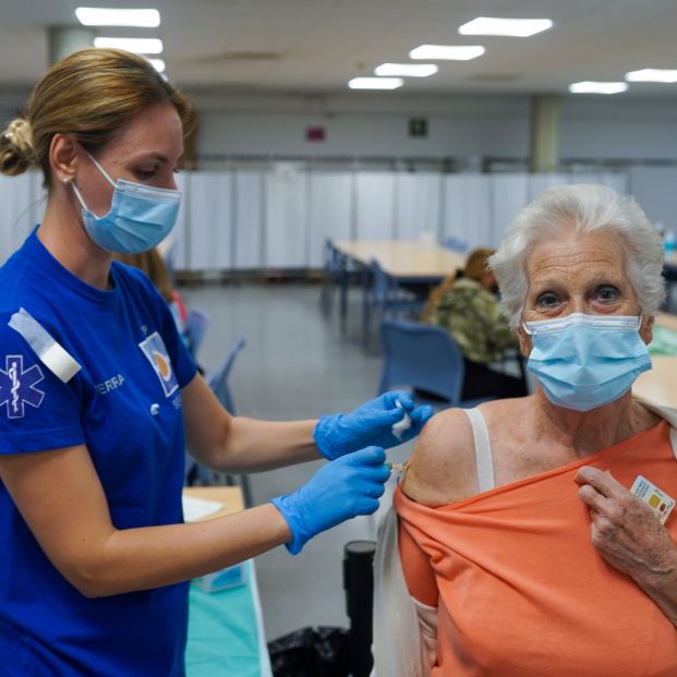 vacunacion pfizer mujer