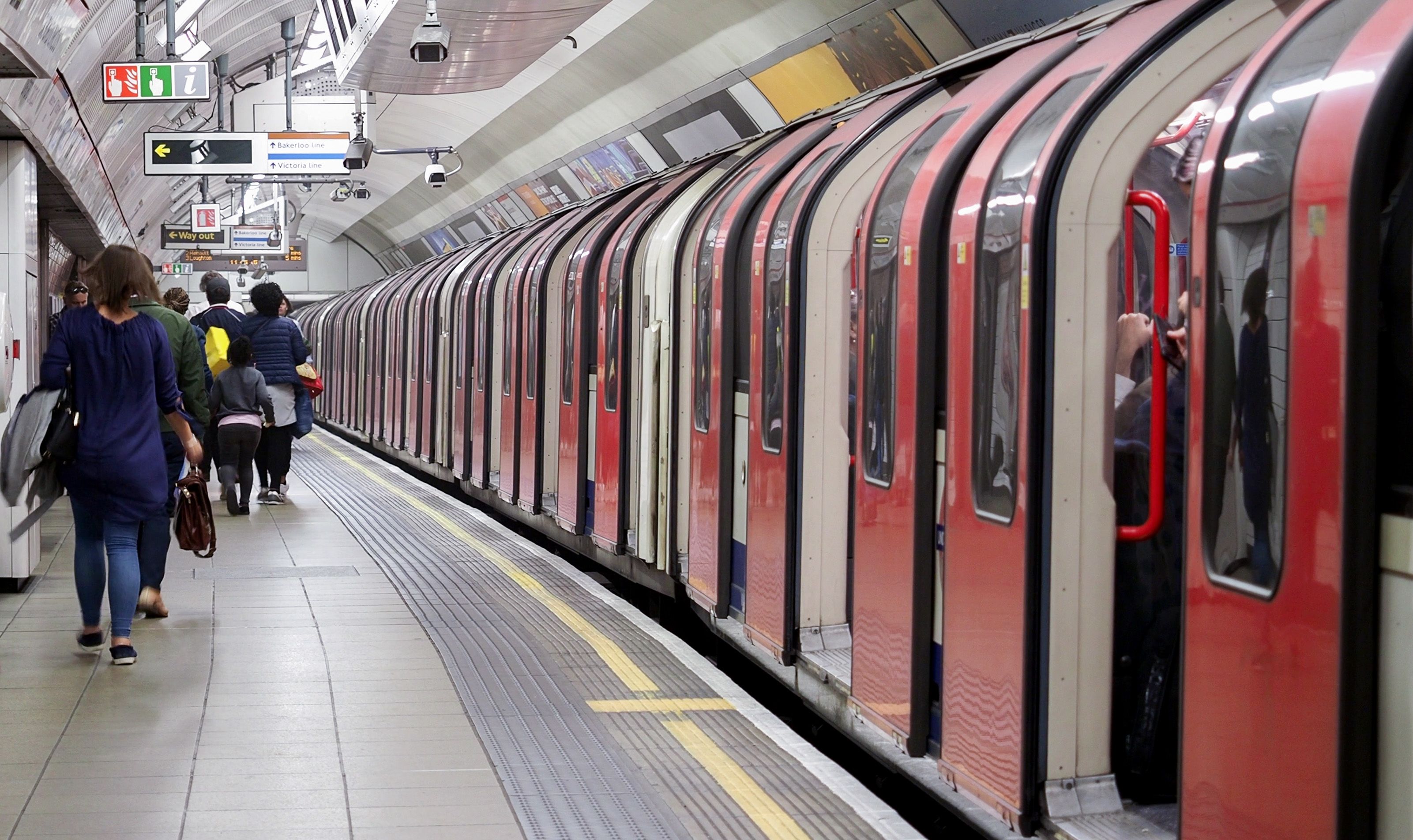 Una mujer baja diariamente al metro para escuchar la voz de su difunto marido