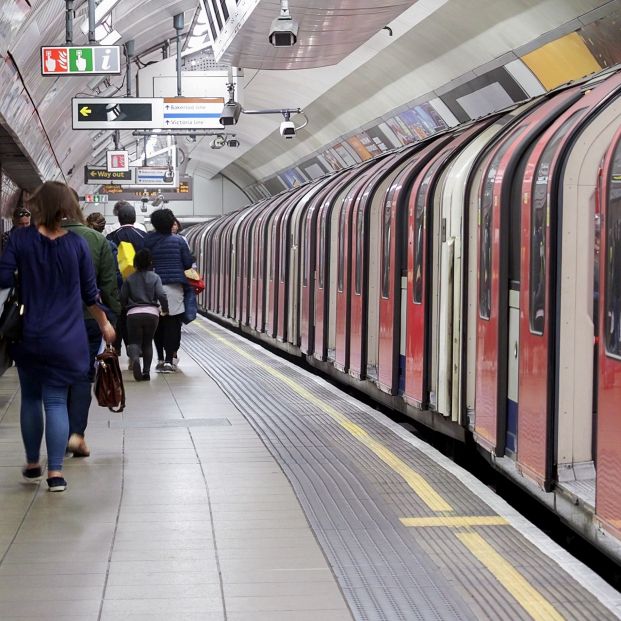 Una mujer baja diariamente al metro para escuchar la voz de su difunto marido