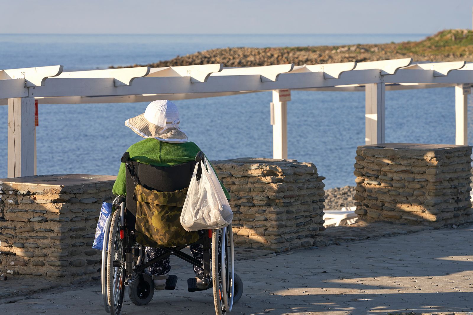 COCEMFE lanza su programa de vacaciones accesibles con destinos de playa, naturaleza y termalismo