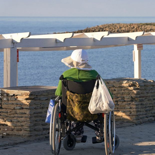 COCEMFE lanza su programa de vacaciones accesibles con destinos de playa, naturaleza y termalismo