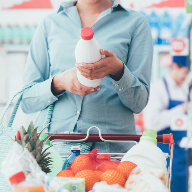 Mujer mirando el etiquetado nutricional