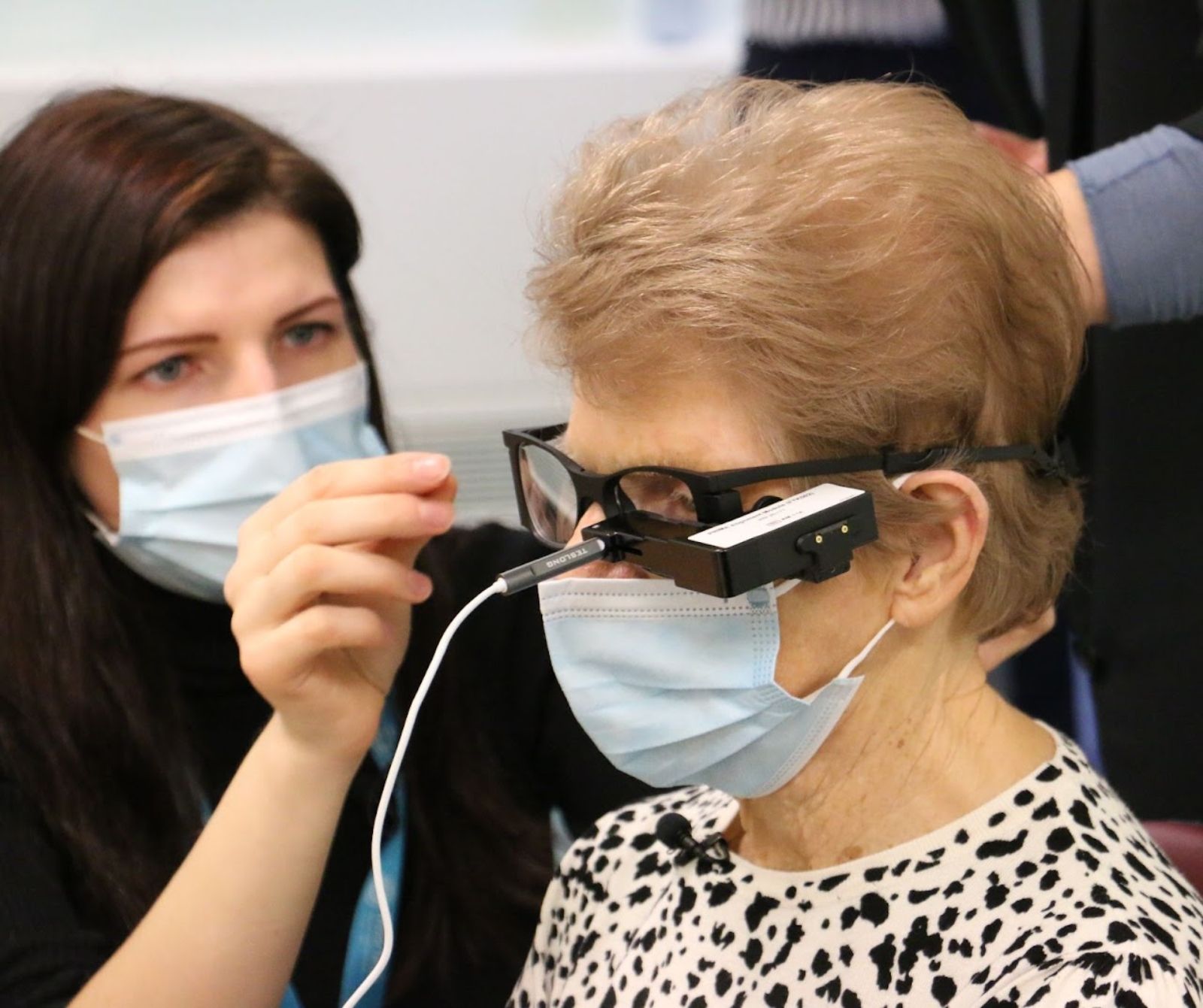 Una mujer de 88 años recupera la visión gracias a un chip biónico