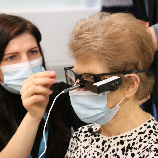 Una mujer de 88 años recupera la visión gracias a un chip biónico