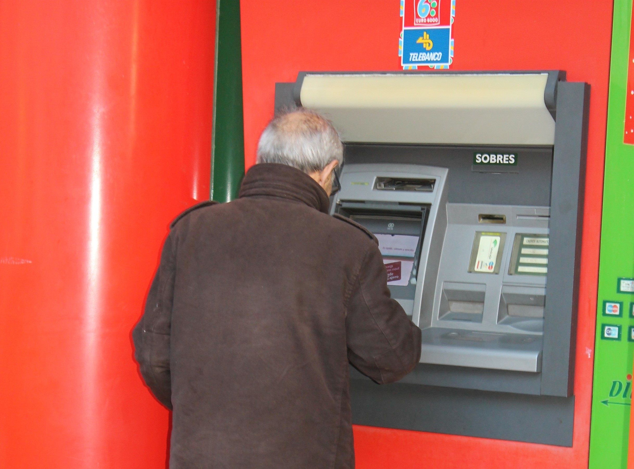 Barcelona instalará cajeros automáticos en pueblos con menos de 5.000 habitantes que no tengan. Foto: Europa press
