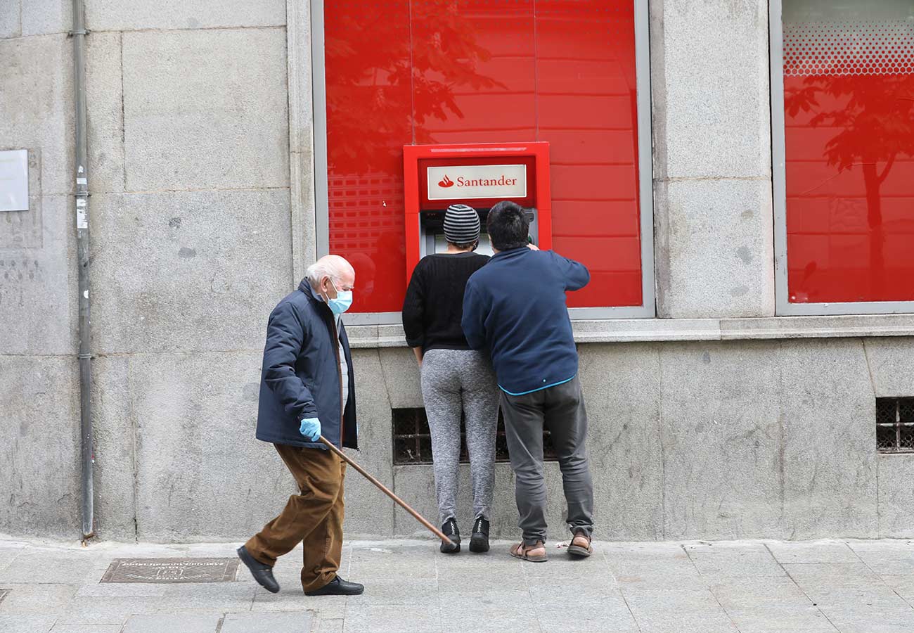La banca reacciona a la presión: reconoce que debe reforzar la atención a los mayores. Foto: Europa Press