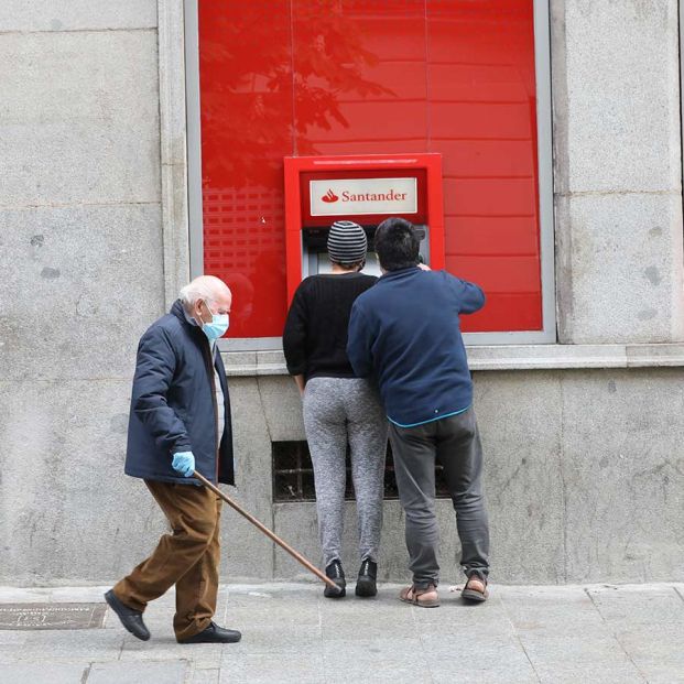 La banca reacciona a la presión: reconoce que debe reforzar la atención a los mayores. Foto: Europa Press