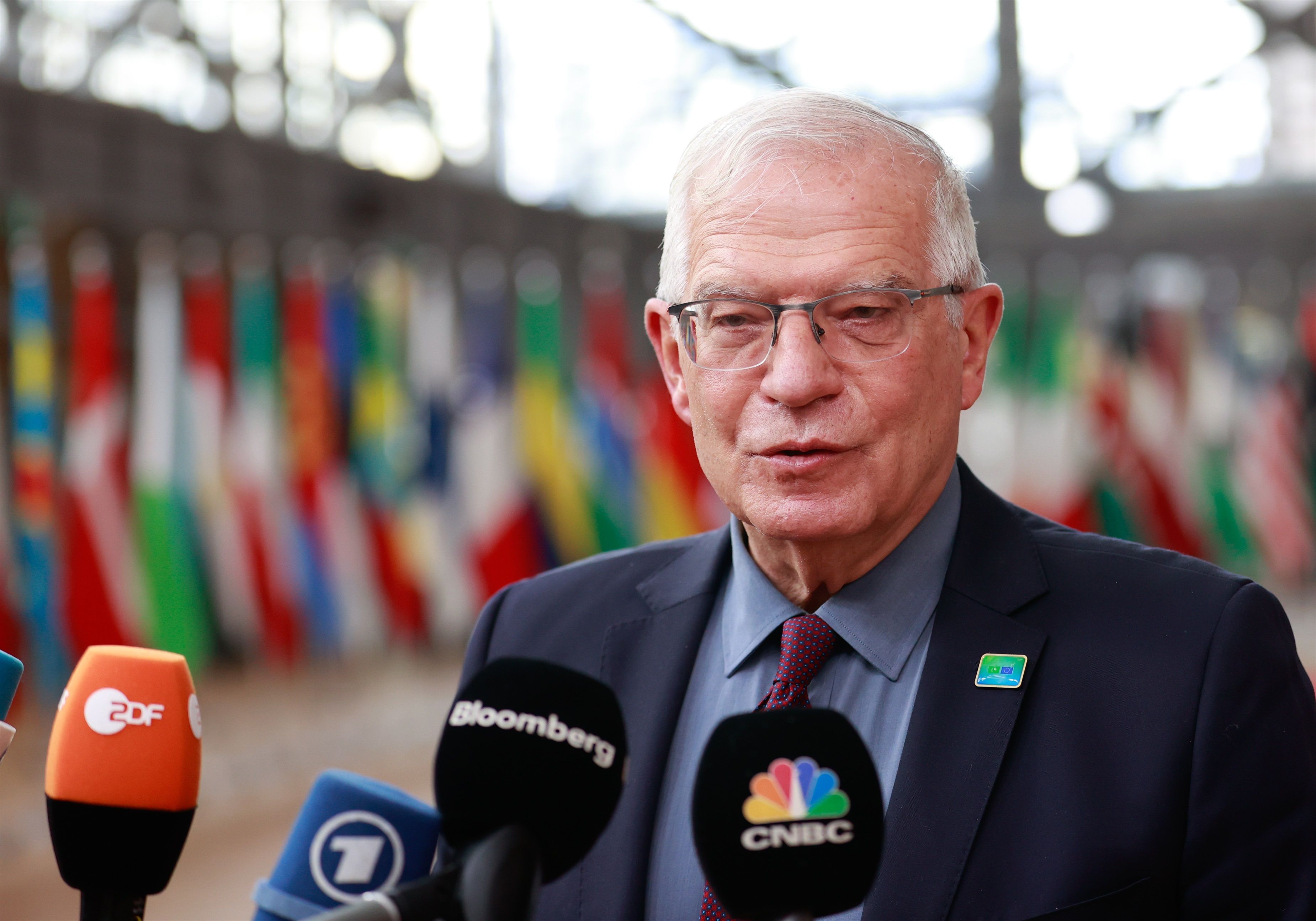 Borrell asegura que "ha empezado el bombardeo" en el este de Ucrania