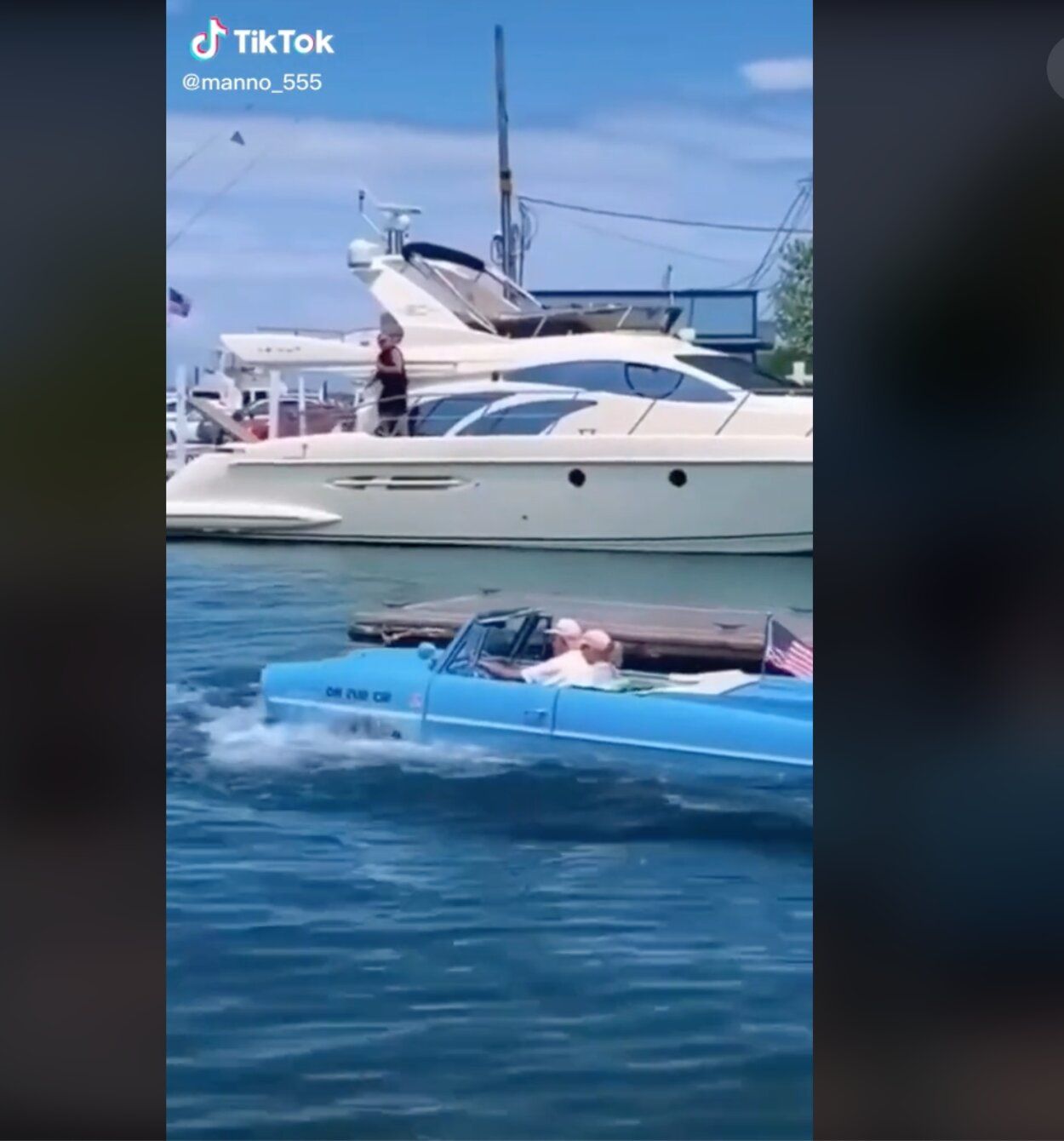 VÍDEO: Un matrimonio se hace viral por su coche anfibio: "Es el sueño de mucha gente"