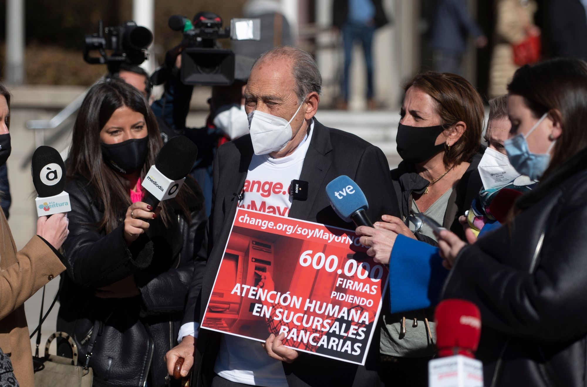 La lucha de Carlos San Juan contra la banca por su trato a los mayores se hace internacional