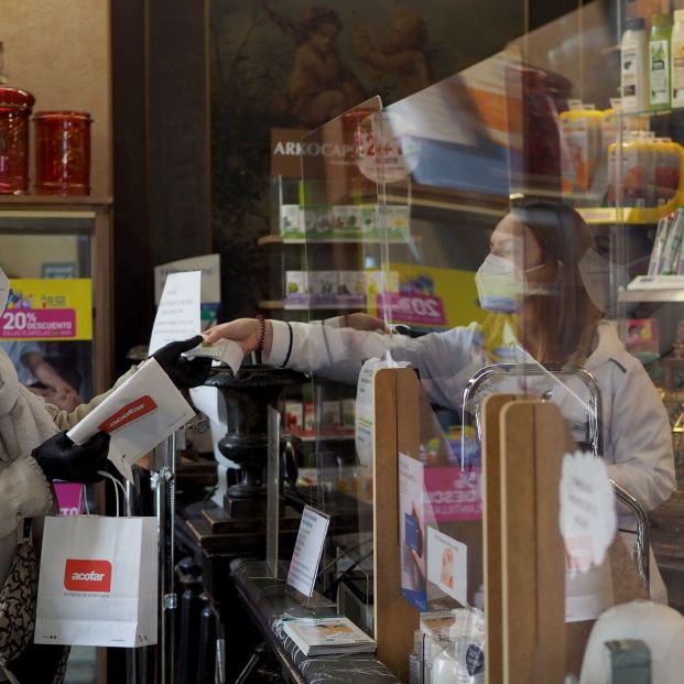 El proyecto piloto para sacar dinero en las farmacias de los pueblos sin cajeros ni bancos. Foto: Europa Press